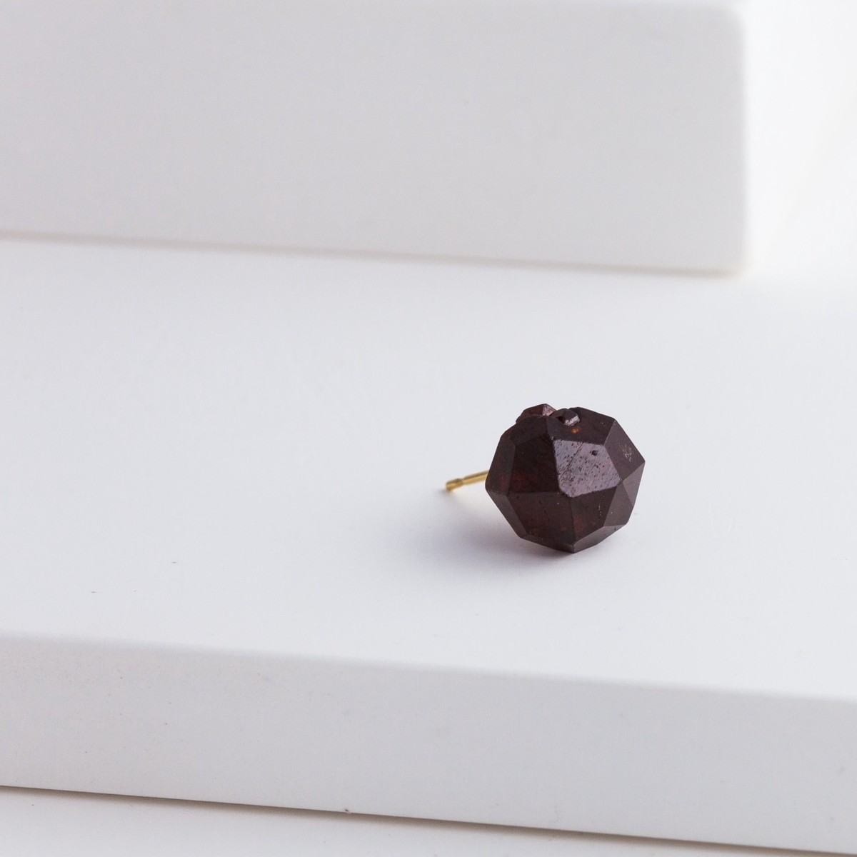 Rough stone rainbow garnet stud