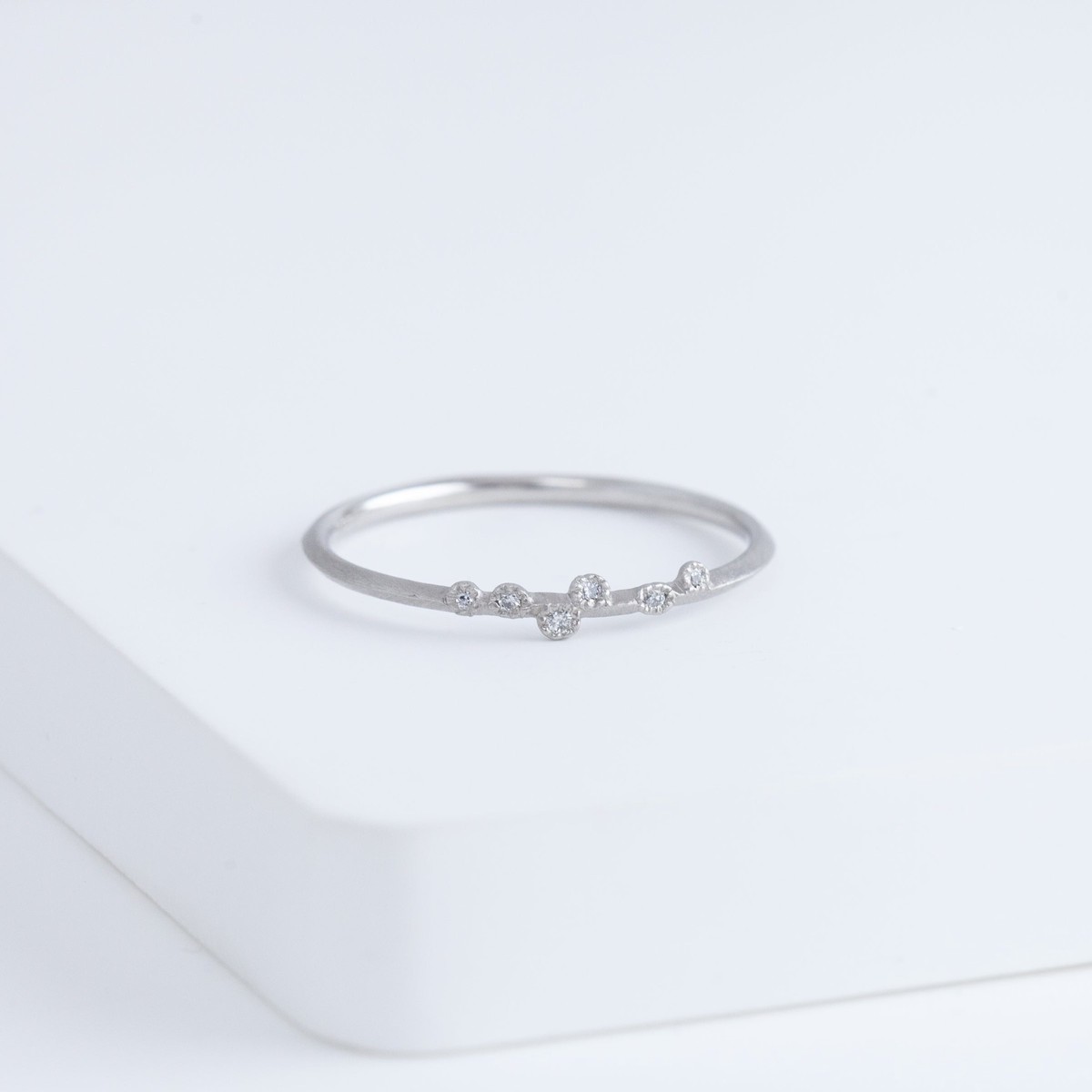 Spread six diamonds platinum ring